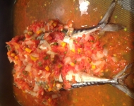 Скумрия с доматен сос на фурна